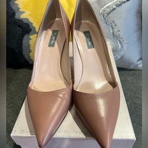 Classic Sara Jessica Parker Tan Classic Pump 3” Heel Size 8.5.